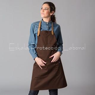 1564 DELANTAL PETO CHOCOLATE CON CINTA DE CUERO - Imagen 1